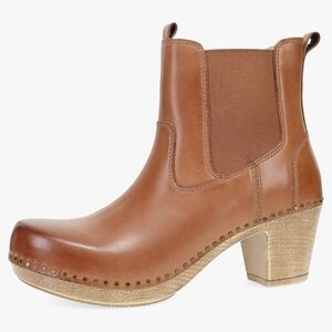 NWT in Box Dansko Leather Shayna Ankle Boots in color Luggage, Size 39/8.5